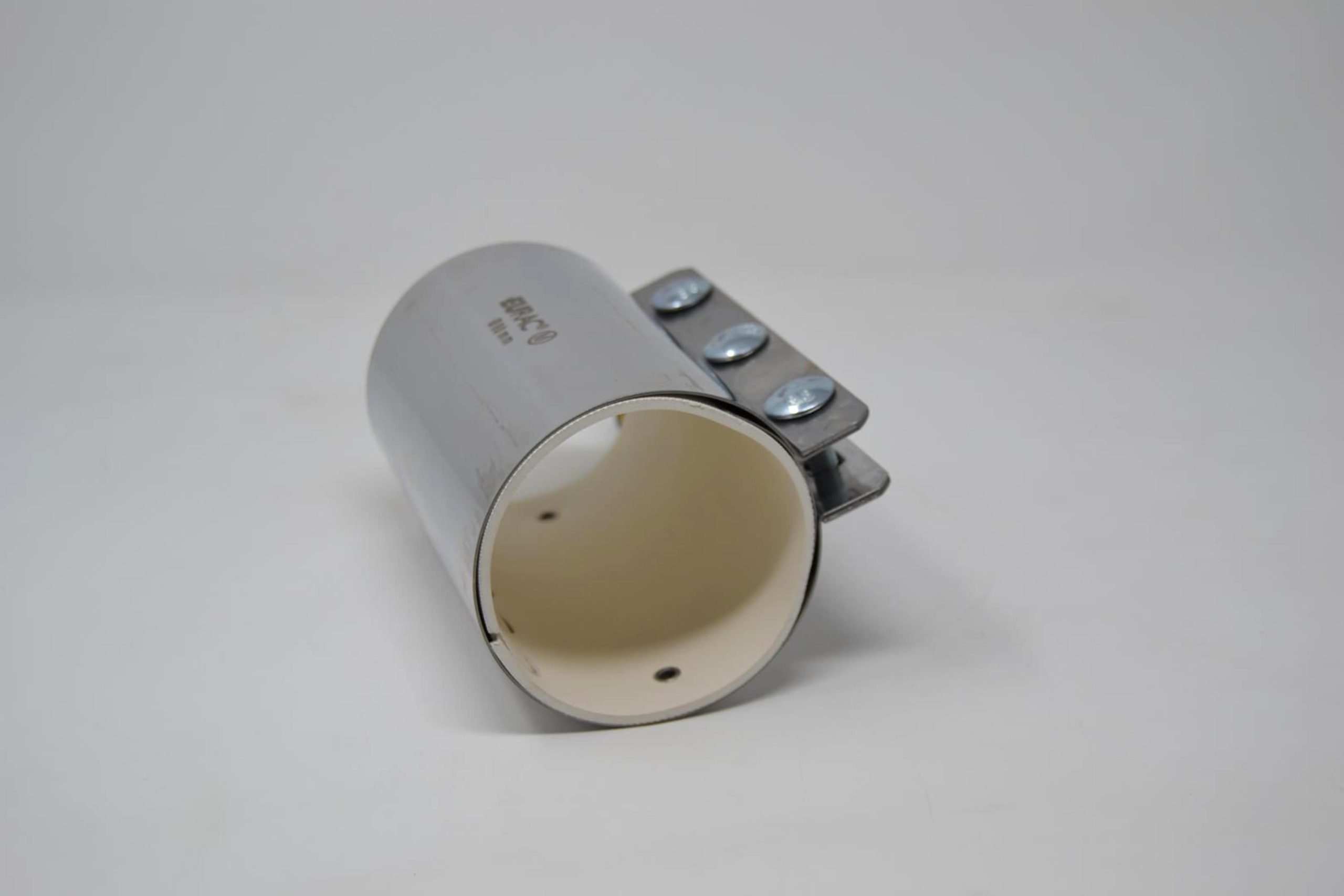 Pneumatic pipe fittings with bolts